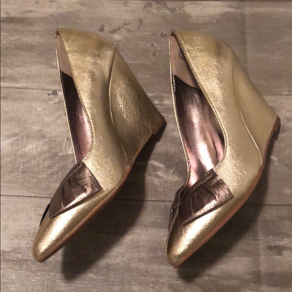 Seychelle wedge with two tone gold NWOT